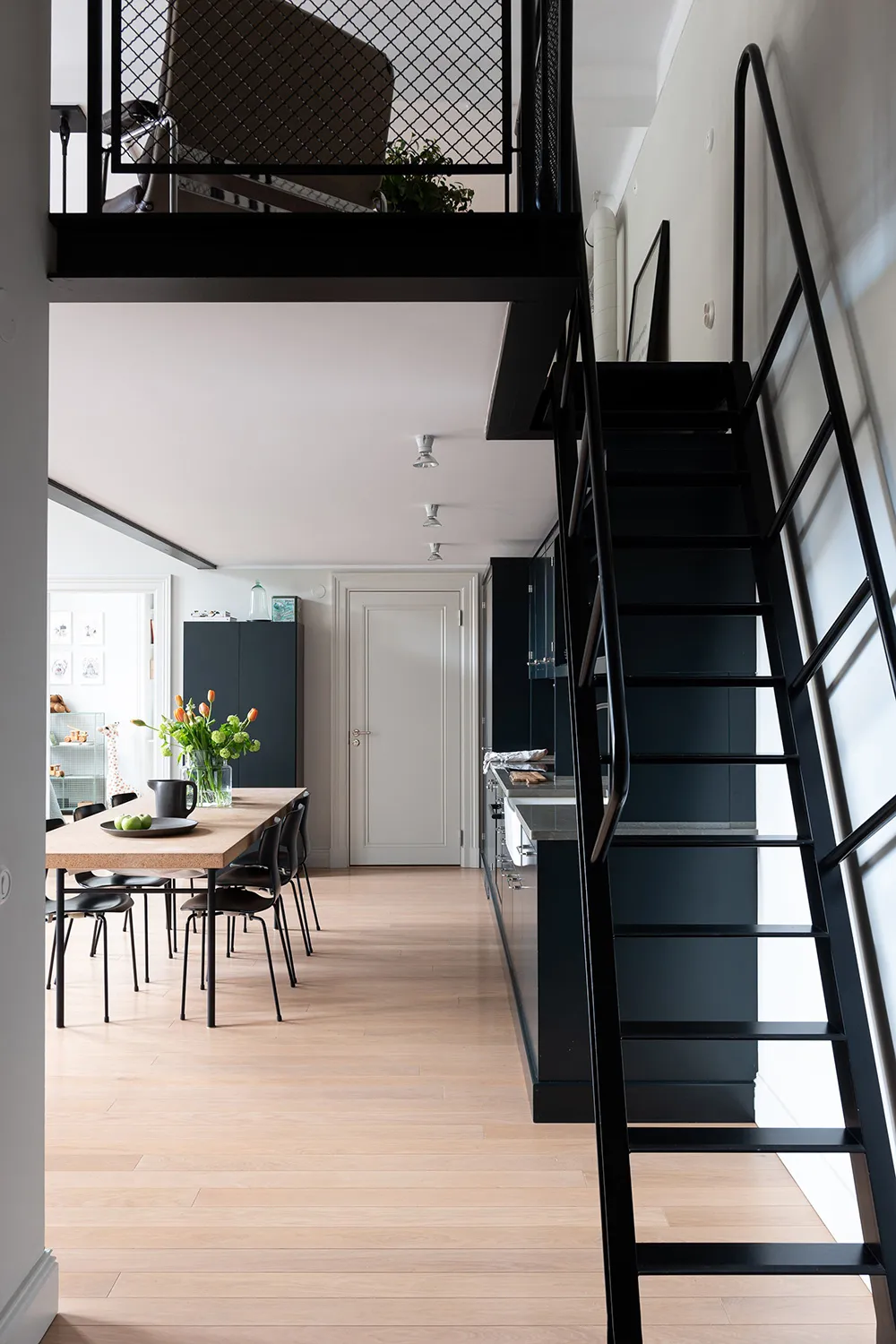 Светлый лофт со вторым светом и стильными тёмными акцентами в декоре (56 кв. м) - Gallery image 20