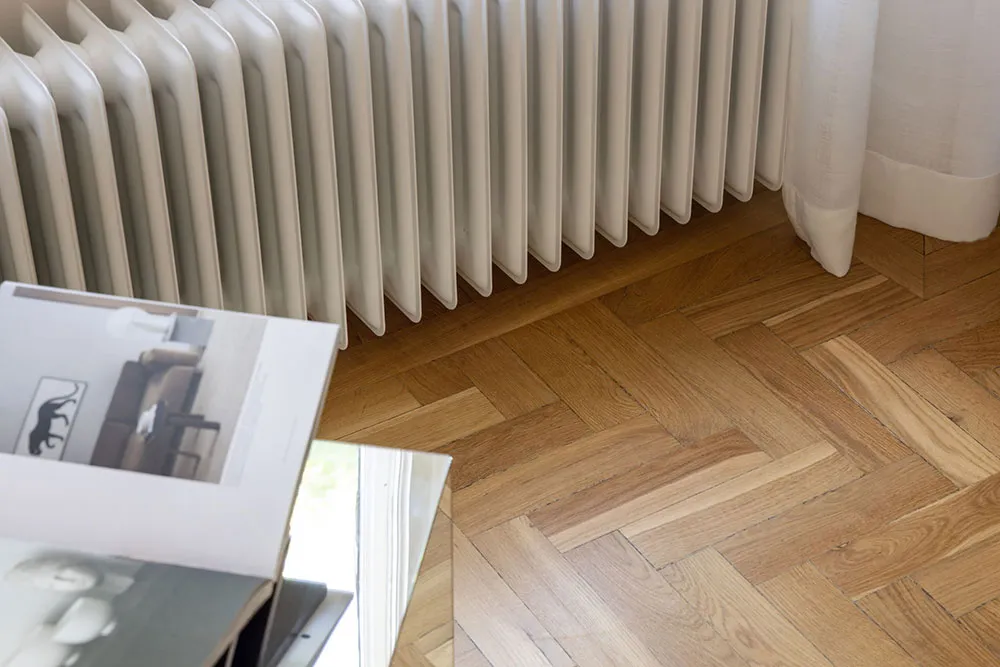 प्रभावशाली मोल्डिंग एवं आधुनिक फर्नीचर: स्टॉकहोम में एक अपार्टमेंट - Gallery image 24