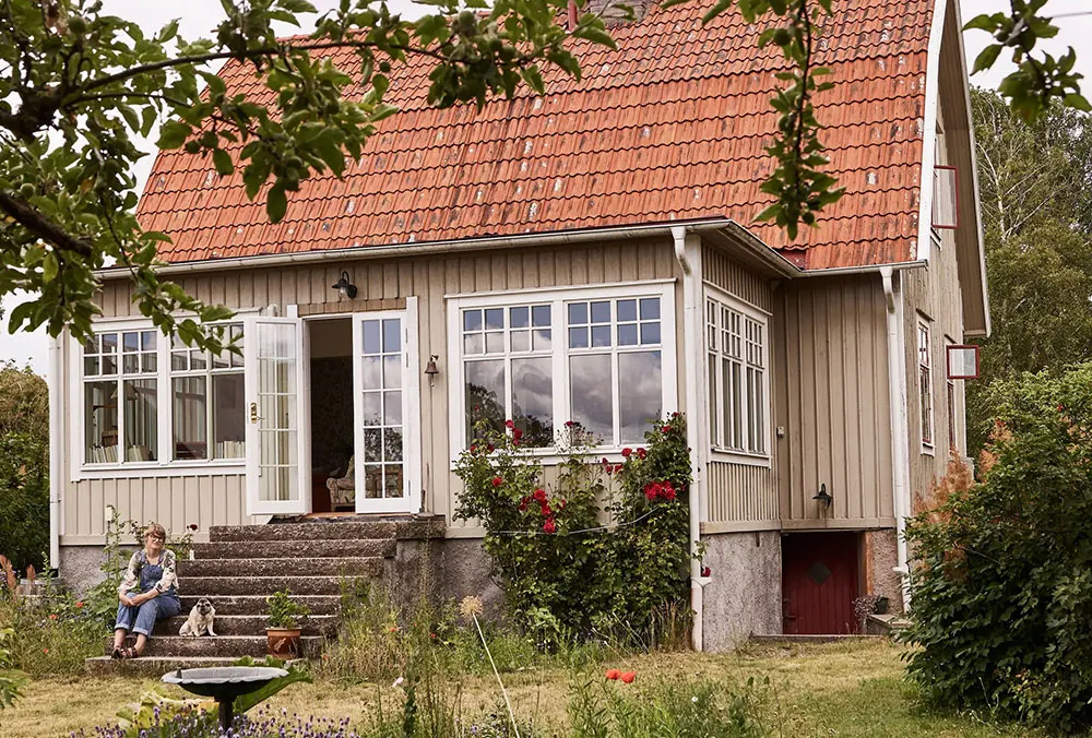 Diseños coloridos con estampados en una encantadora casa de campo sueca - Gallery image 2