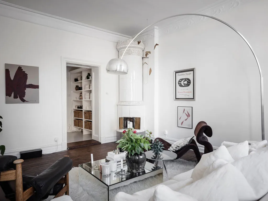 Salle de séjour blanche et cuisine en acier inoxydable : appartement à Gétouborg (73 m²) - Gallery image 6