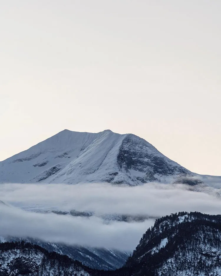Winterferien mit Blick auf einen Fjord in Norwegen - Gallery image 11