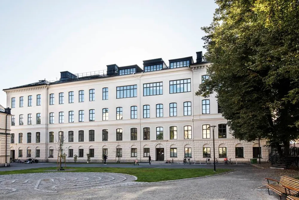 Светлый лофт со вторым светом и стильными тёмными акцентами в декоре (56 кв. м) - Gallery image 32