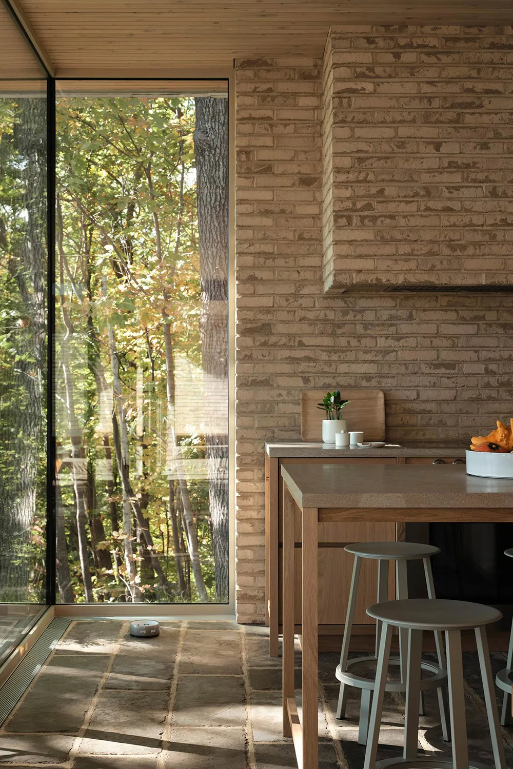 Beauté du brique dans le design d'une maison au bord d'un lac au Canada - Gallery image 6