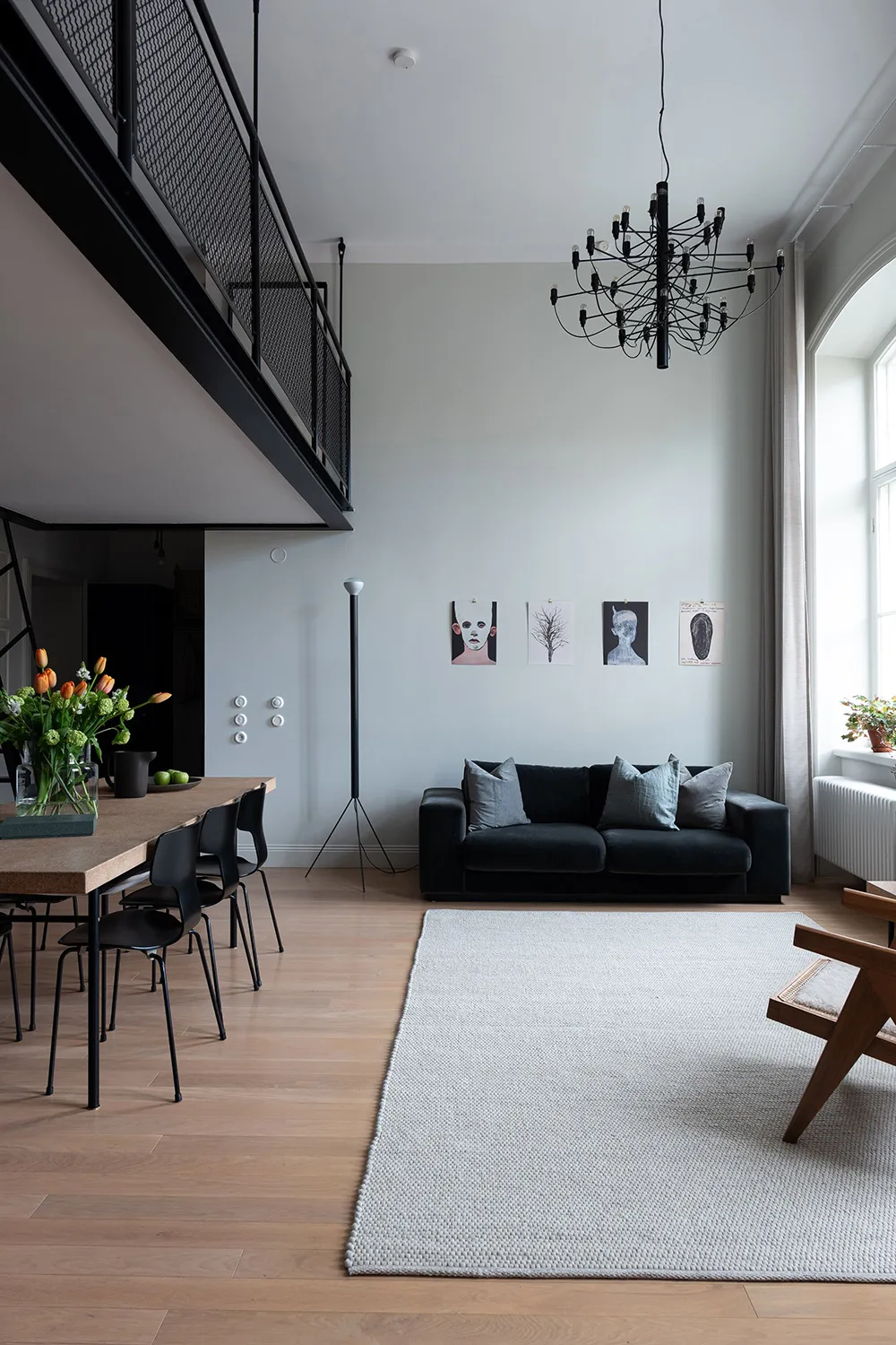 Светлый лофт со вторым светом и стильными тёмными акцентами в декоре (56 кв. м) - Gallery image 5