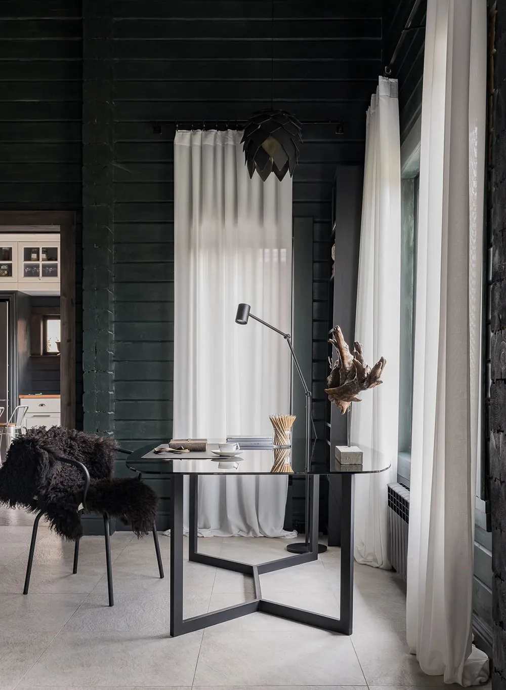 Hölzerner Designer-Cottage mit Interieurs in dunklen Tönen in der Perm Region (240 qm) - 8