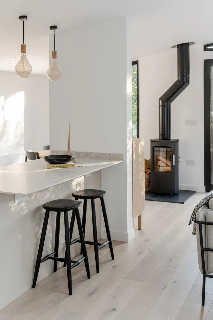 Czarny z zewnątrz i bardzo jasny w środku: nowoczesny domek w lesie w Anglii - Gallery image 8