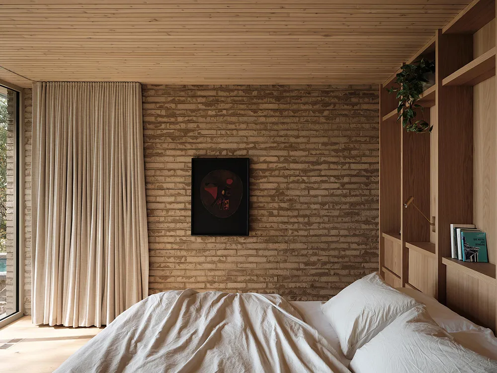 Beauté du brique dans le design d'une maison au bord d'un lac au Canada - Gallery image 14