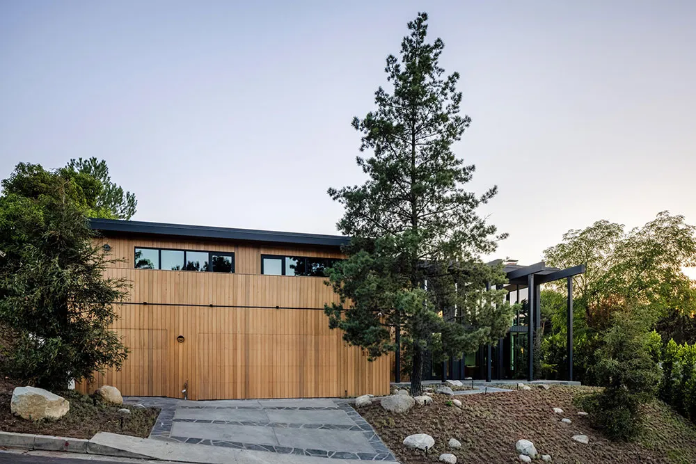 Grandes fenêtres et beaucoup de bois : un intérieur moderne lumineux à Los Angeles - Gallery image 25