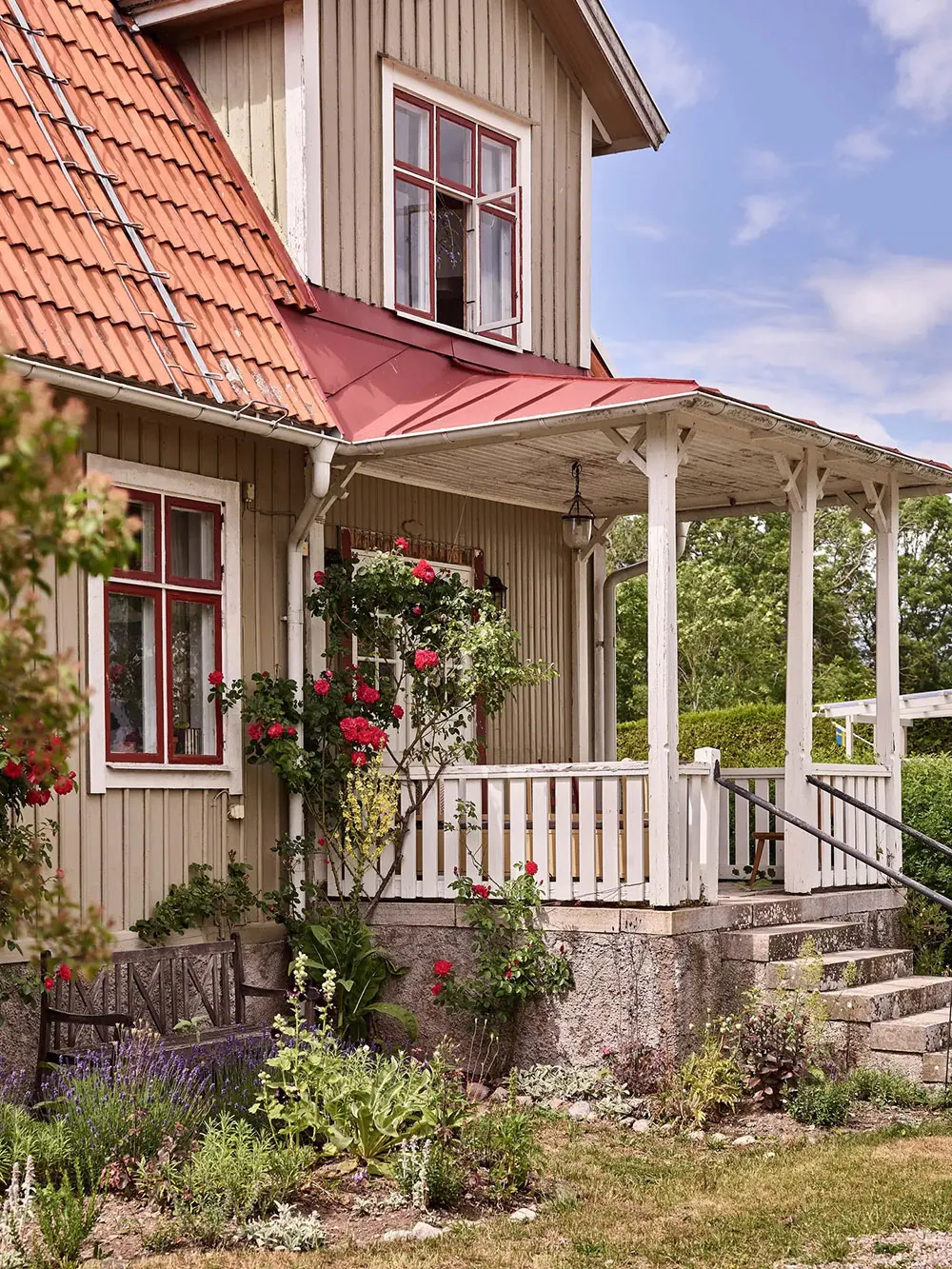 Diseños coloridos con estampados en una encantadora casa de campo sueca - Gallery image 1