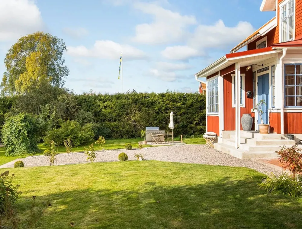 Zweiter Licht und elegantes Design: Überraschender Interior eines ländlichen Kottedgs in Schweden - Gallery image 37