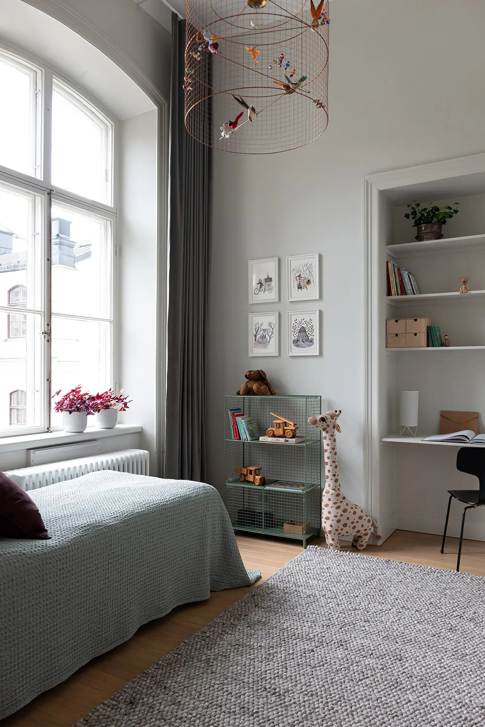 Светлый лофт со вторым светом и стильными тёмными акцентами в декоре (56 кв. м) - Gallery image 16