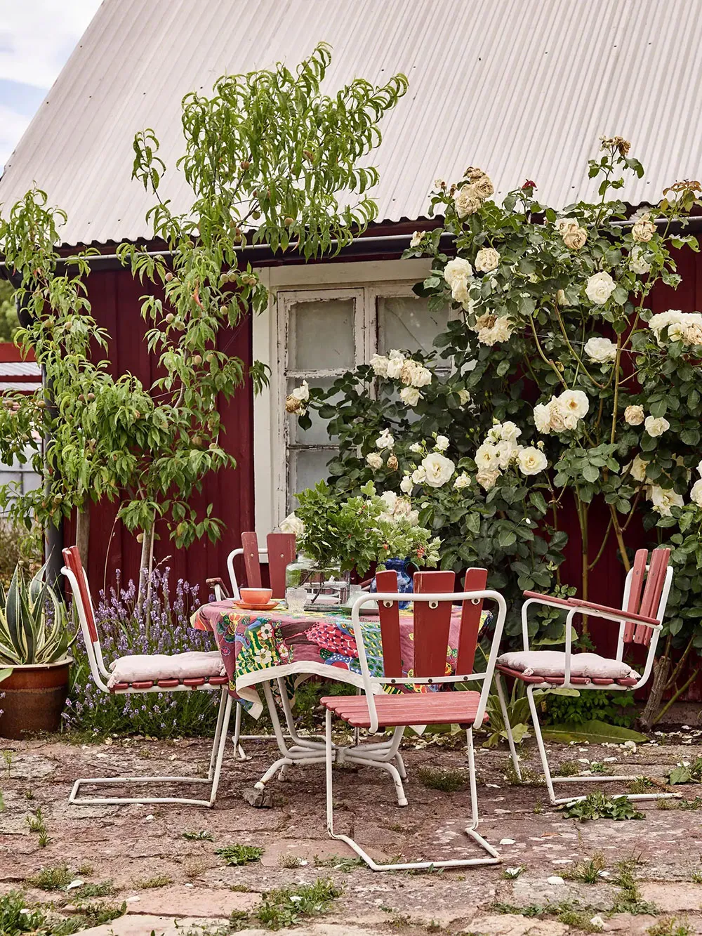 Diseños coloridos con estampados en una encantadora casa de campo sueca - Gallery image 14