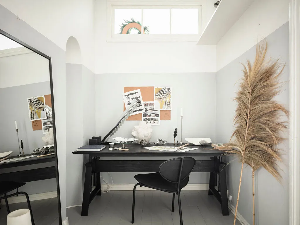 Salle de séjour blanche et cuisine en acier inoxydable : appartement à Gétouborg (73 m²) - Gallery image 32