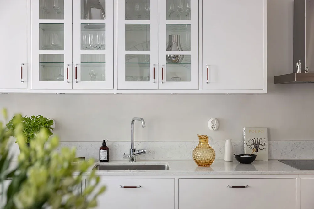 प्रभावशाली मोल्डिंग एवं आधुनिक फर्नीचर: स्टॉकहोम में एक अपार्टमेंट - Gallery image 19