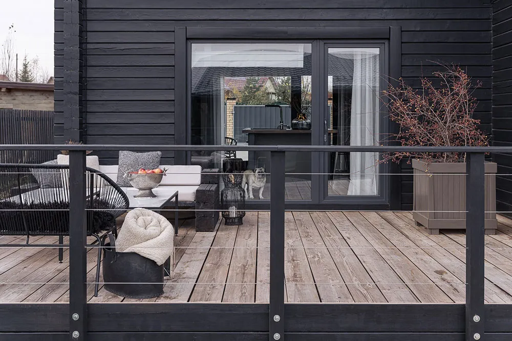 Hölzerner Designer-Cottage mit Interieurs in dunklen Tönen in der Perm Region (240 qm) - 14