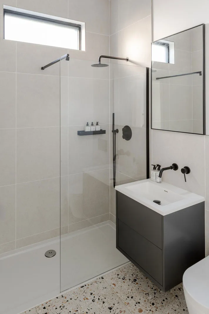 Czarny z zewnątrz i bardzo jasny w środku: nowoczesny domek w lesie w Anglii - Gallery image 14