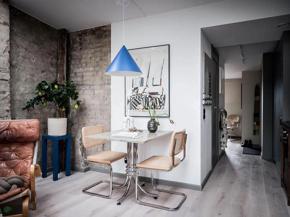 Mały szwedzki loft z mansardowymi oknami i ceglany ścianą (30 m²) - Gallery image 5