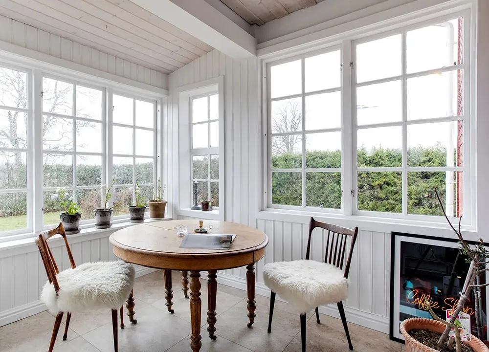 Zweiter Licht und elegantes Design: Überraschender Interior eines ländlichen Kottedgs in Schweden - Gallery image 32