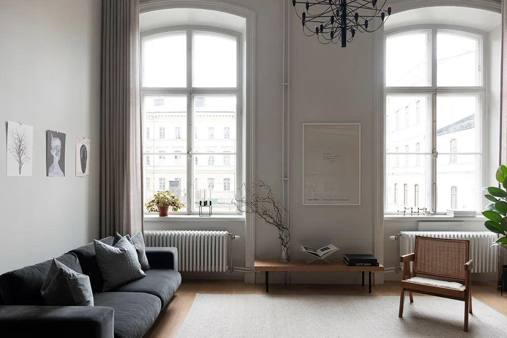 Светлый лофт со вторым светом и стильными тёмными акцентами в декоре (56 кв. м) - Gallery image 2