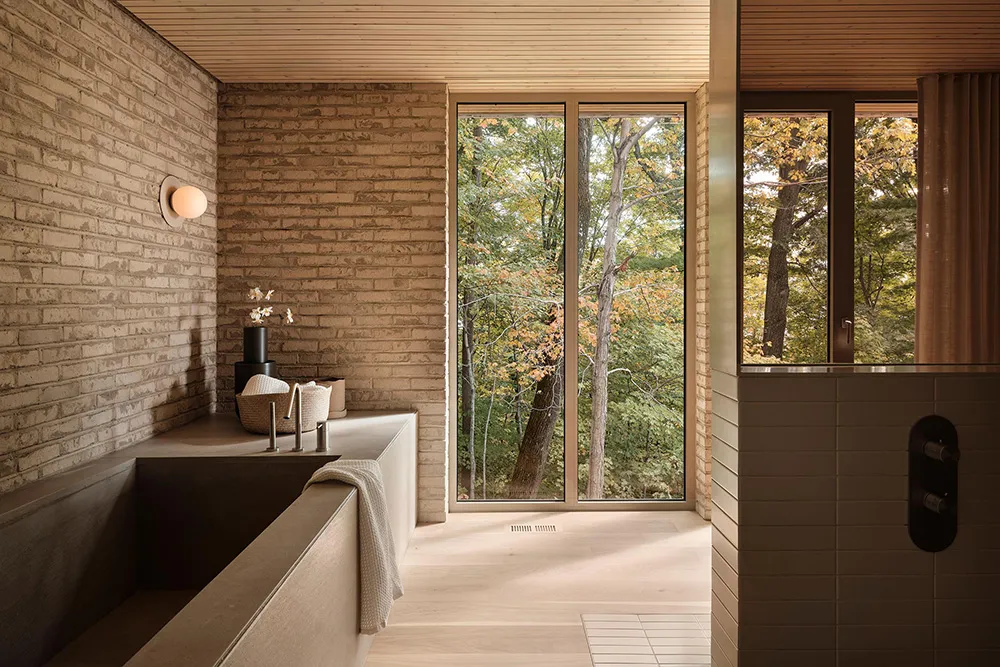 Beauté du brique dans le design d'une maison au bord d'un lac au Canada - Gallery image 16