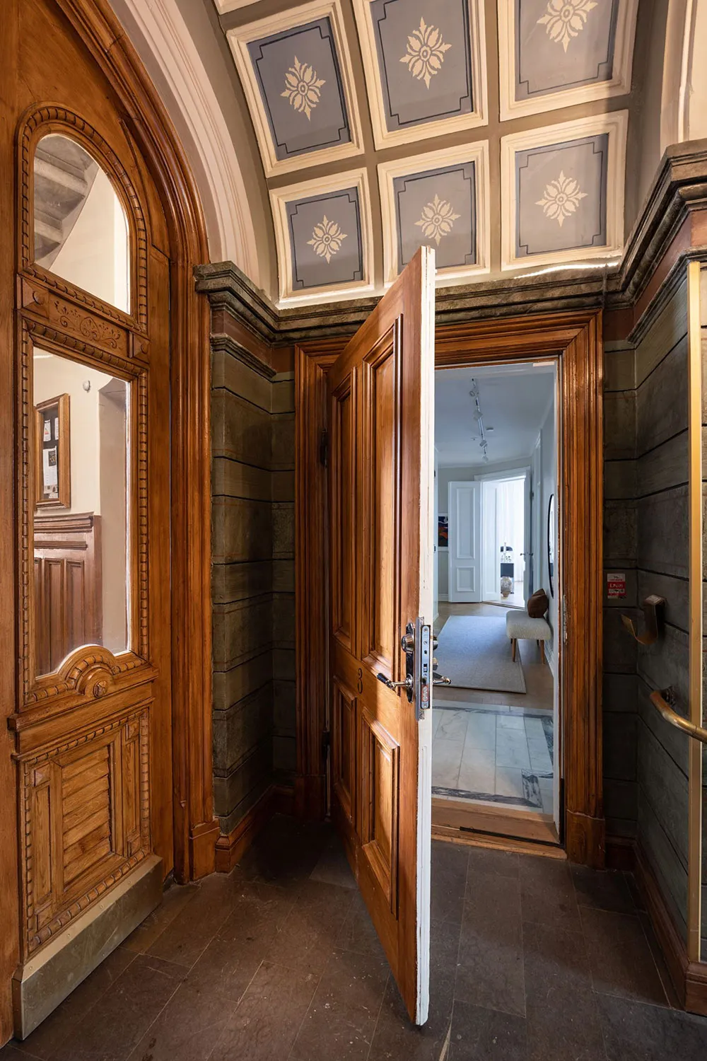 प्रभावशाली मोल्डिंग एवं आधुनिक फर्नीचर: स्टॉकहोम में एक अपार्टमेंट - Gallery image 31