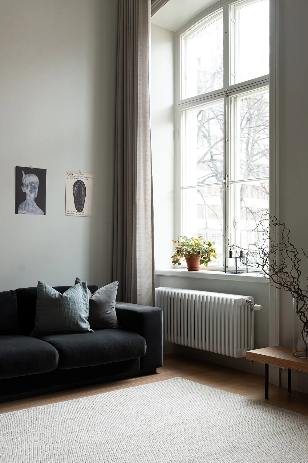 Светлый лофт со вторым светом и стильными тёмными акцентами в декоре (56 кв. м) - Gallery image 1