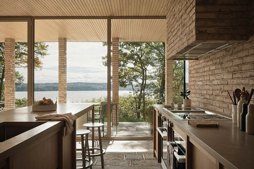 Beauté du brique dans le design d'une maison au bord d'un lac au Canada - Gallery image 5