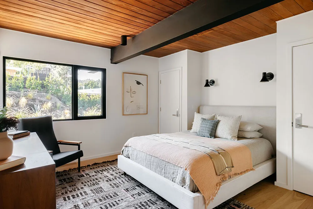 Grandes fenêtres et beaucoup de bois : un intérieur moderne lumineux à Los Angeles - Gallery image 23