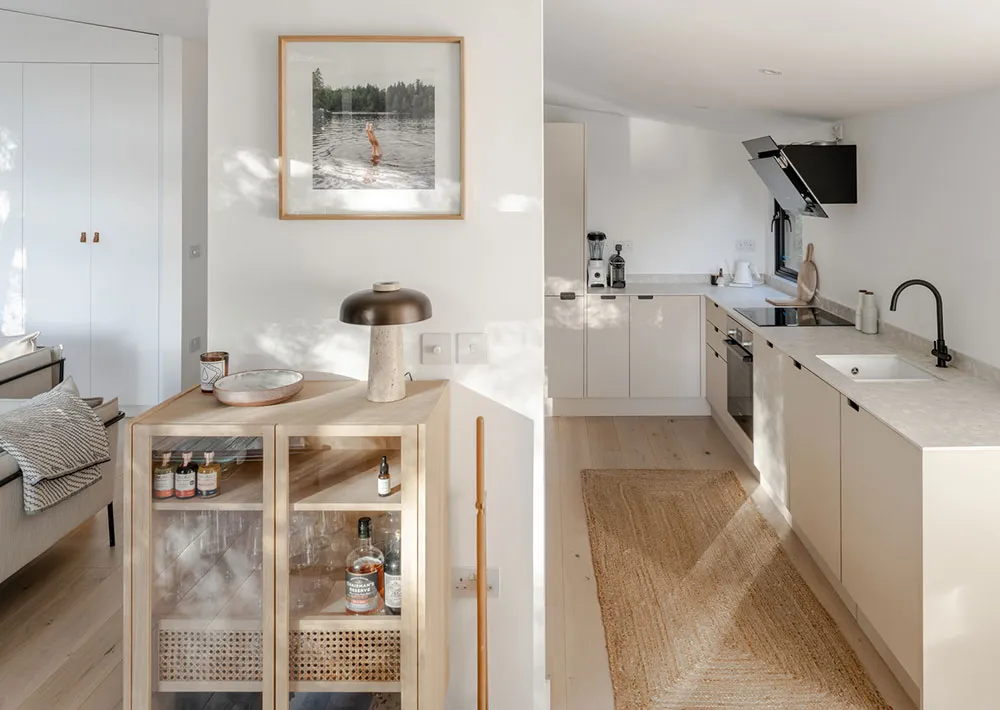 Czarny z zewnątrz i bardzo jasny w środku: nowoczesny domek w lesie w Anglii - Gallery image 7