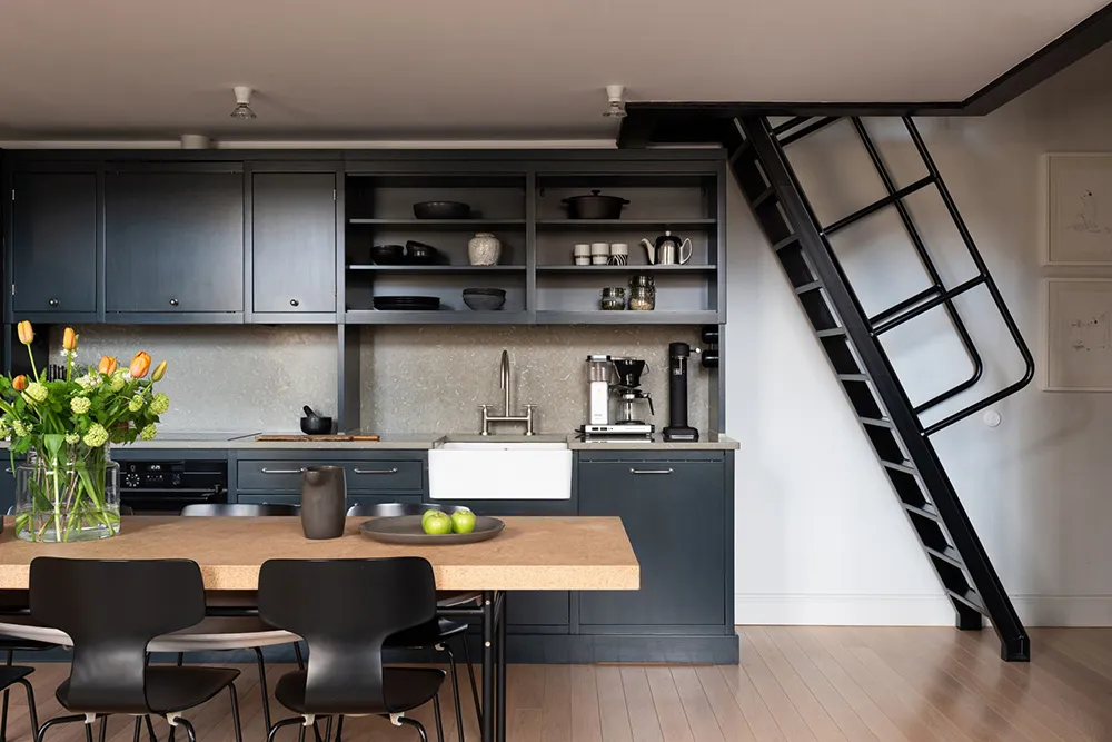 Светлый лофт со вторым светом и стильными тёмными акцентами в декоре (56 кв. м) - Gallery image 19