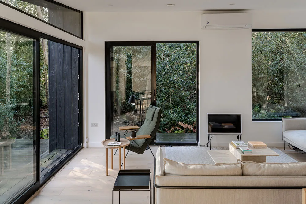 Czarny z zewnątrz i bardzo jasny w środku: nowoczesny domek w lesie w Anglii - Gallery image 4