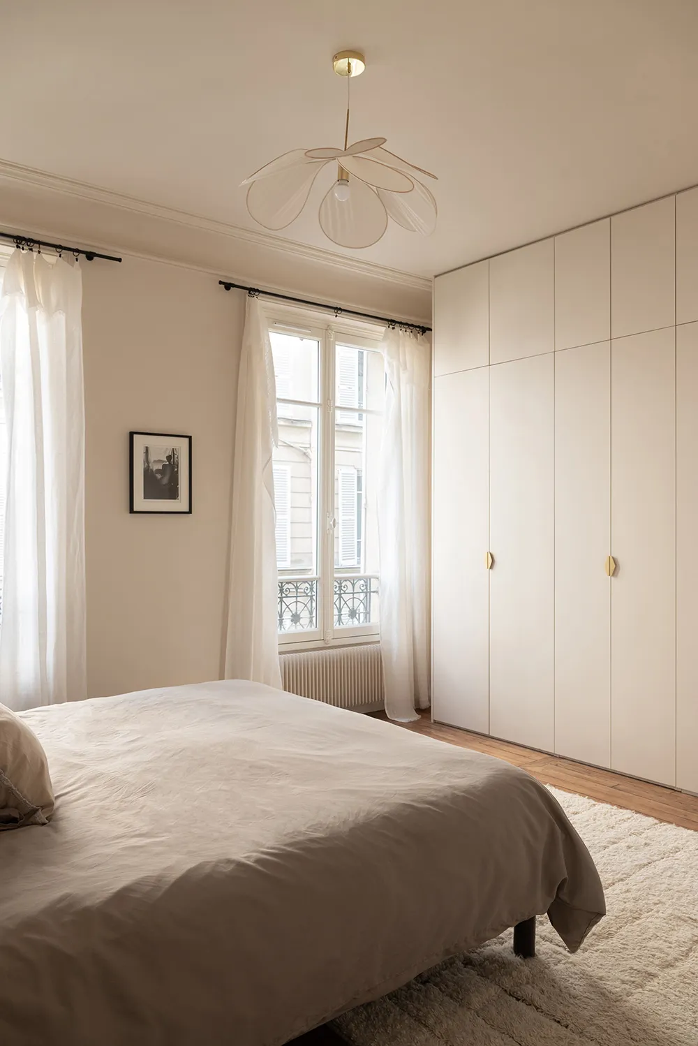 Изящные детали и мягкий современный дизайн: квартира в Париже - Gallery image 11