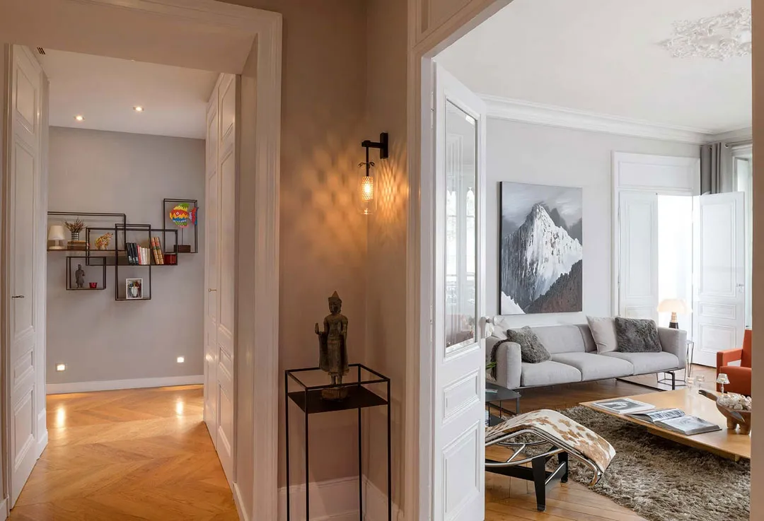 Une magnifique appartement parisien avec un décor classique élégant - Gallery image 18