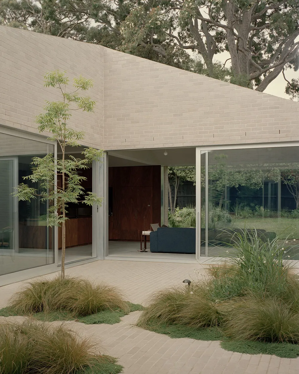 Uroczy minimałizm jednopoziomowego ceglanyego domu w Melbourne - Gallery image 1