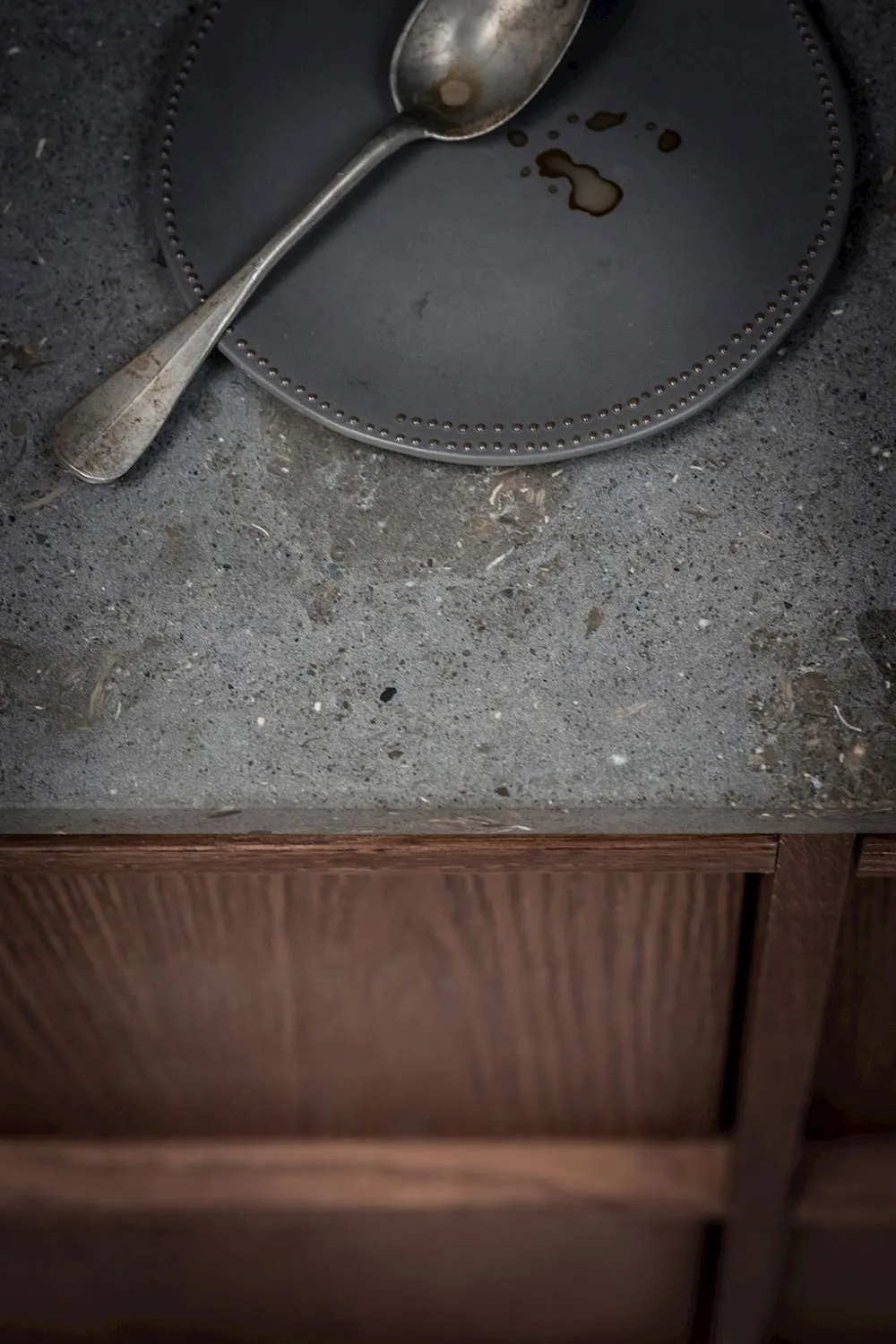 Chambre d'été confortable et petite avec meubles élégants et posters (35 m²) - Gallery image 10