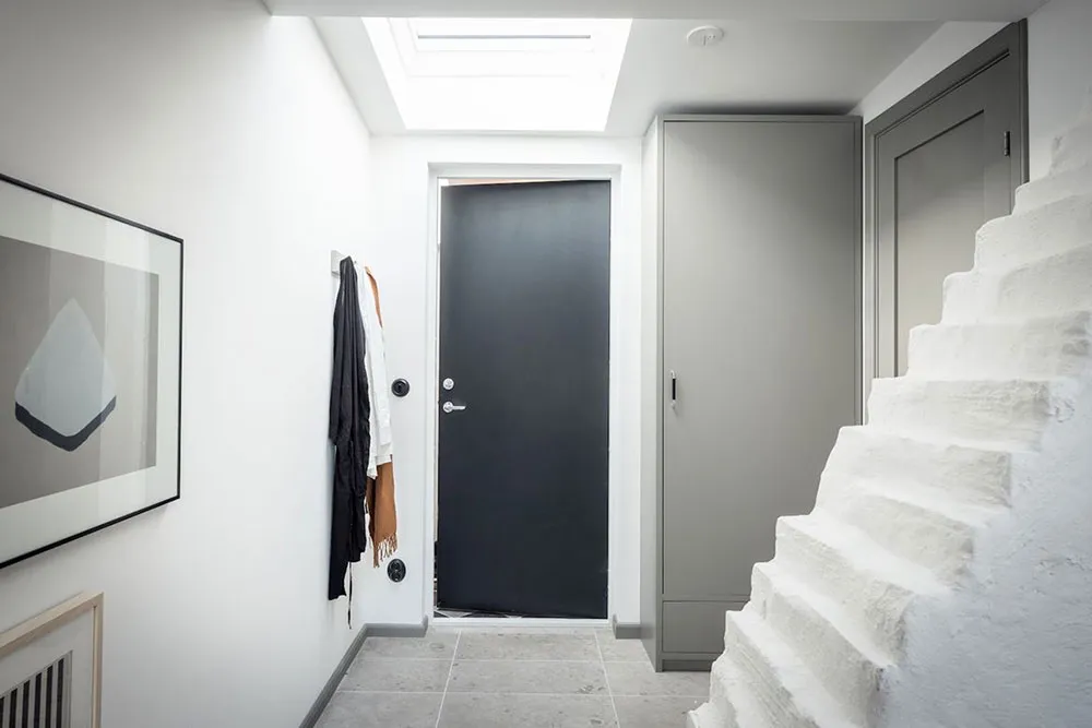 Chambre d'été confortable et petite avec meubles élégants et posters (35 m²) - Gallery image 19