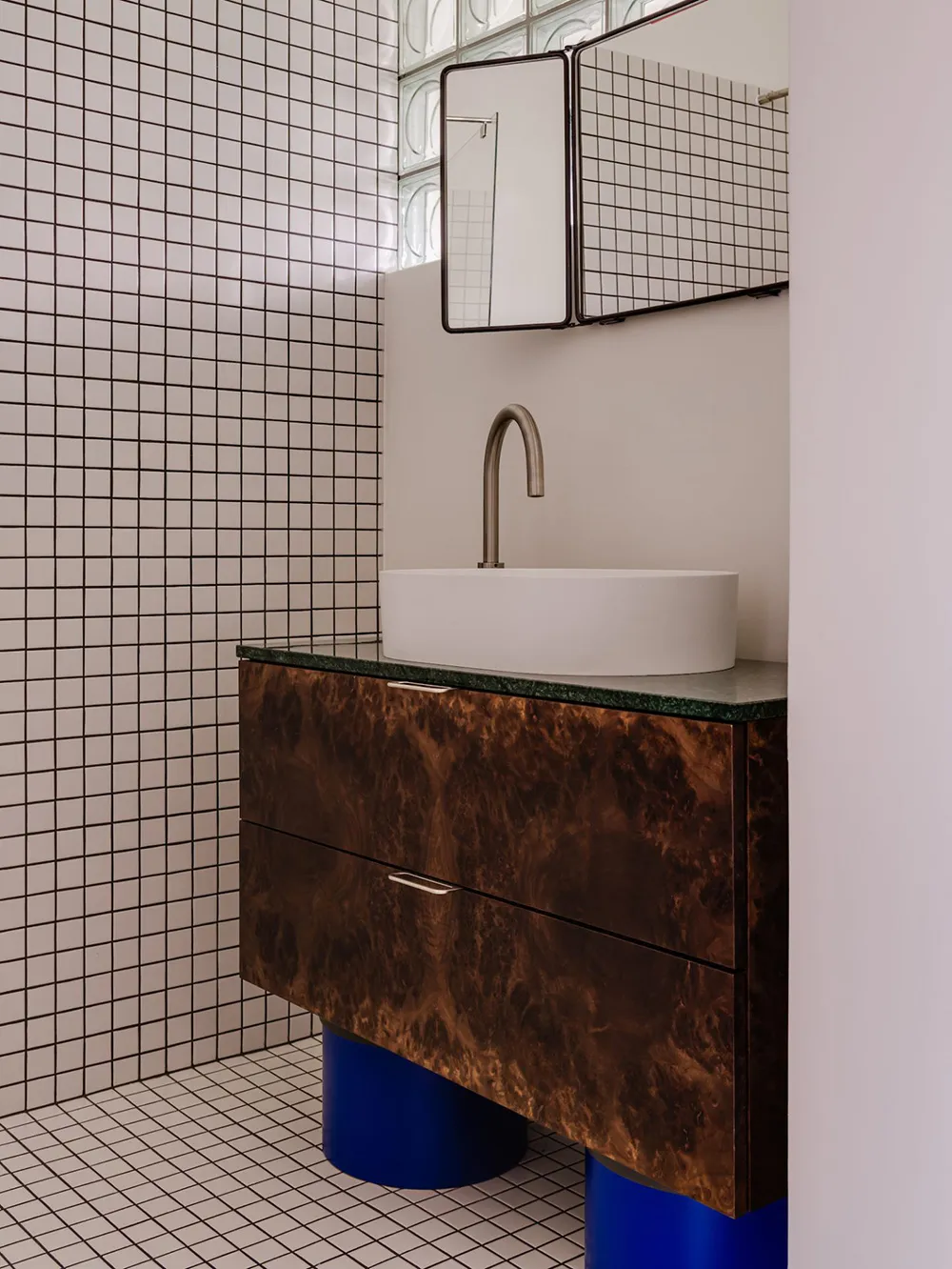 Смелая мебель и материалы в дизайне небольшой квартиры в Варшаве (45 кв. м) - Gallery image 14