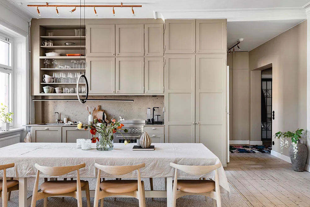 砂色の壁を持つモダンなスカンジナビア風アパートメント(93平方メートル) - Gallery image 8