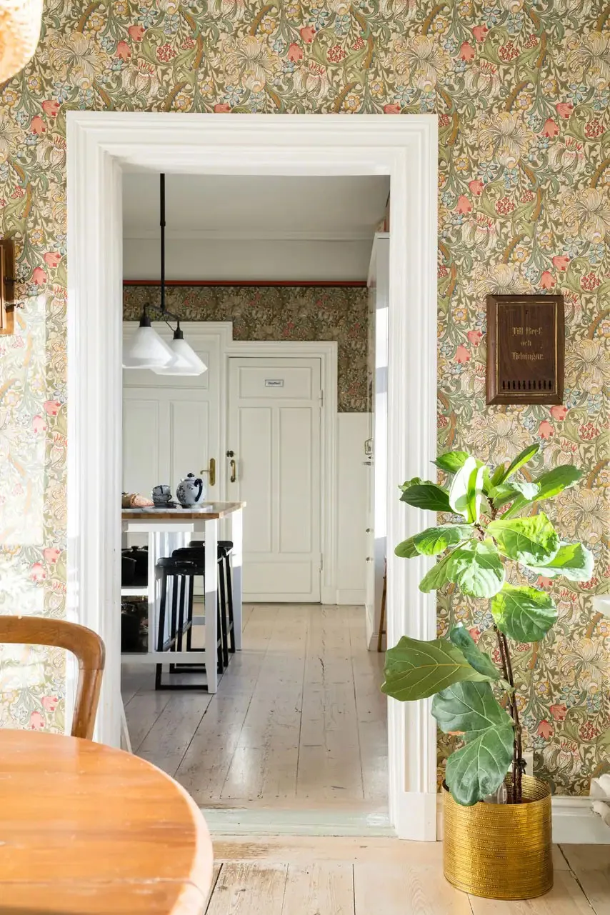 Желтый экстерьер и цветочные обои внутри: душевная дача в Швеции - Gallery image 4