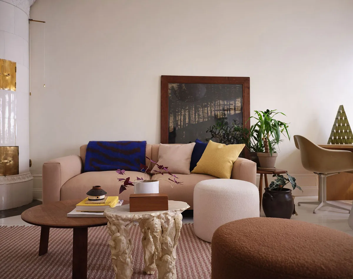 Mueble extravagante y escritorio de oficina en lugar de mesa de comedor: diseño inesperado en Estocolmo (49 m²) - Gallery image 3