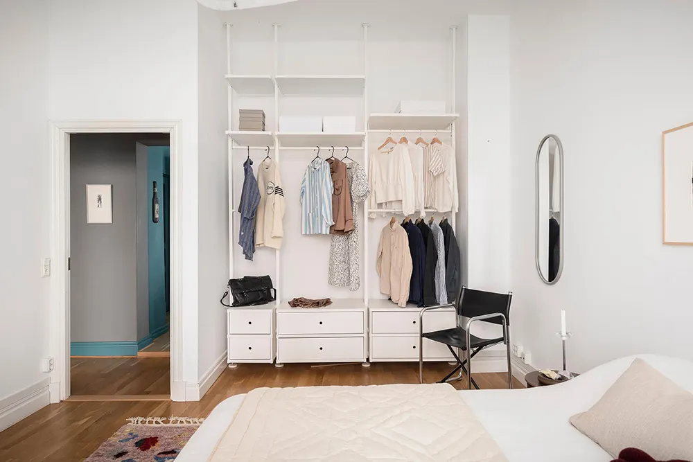 Außergewöhnlich farbenfrohe Farben im skandinavischen Interieur einer schwedischen Wohnung (81 qm) - Gallery image 20