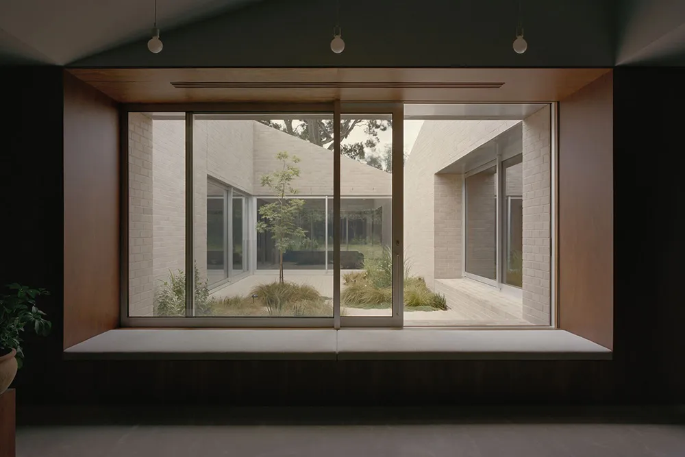 Uroczy minimałizm jednopoziomowego ceglanyego domu w Melbourne - Gallery image 15