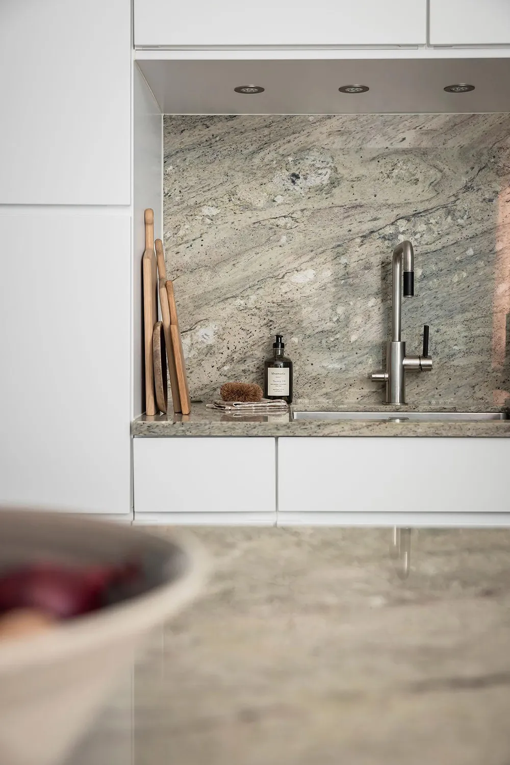 Außergewöhnlich farbenfrohe Farben im skandinavischen Interieur einer schwedischen Wohnung (81 qm) - Gallery image 10