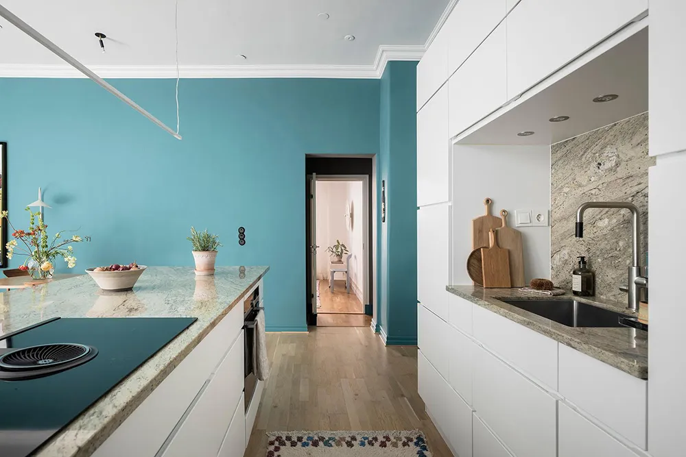 Außergewöhnlich farbenfrohe Farben im skandinavischen Interieur einer schwedischen Wohnung (81 qm) - Gallery image 16