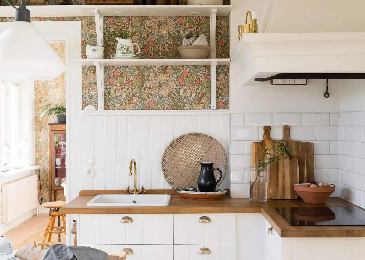 Желтый экстерьер и цветочные обои внутри: душевная дача в Швеции - Gallery image 3