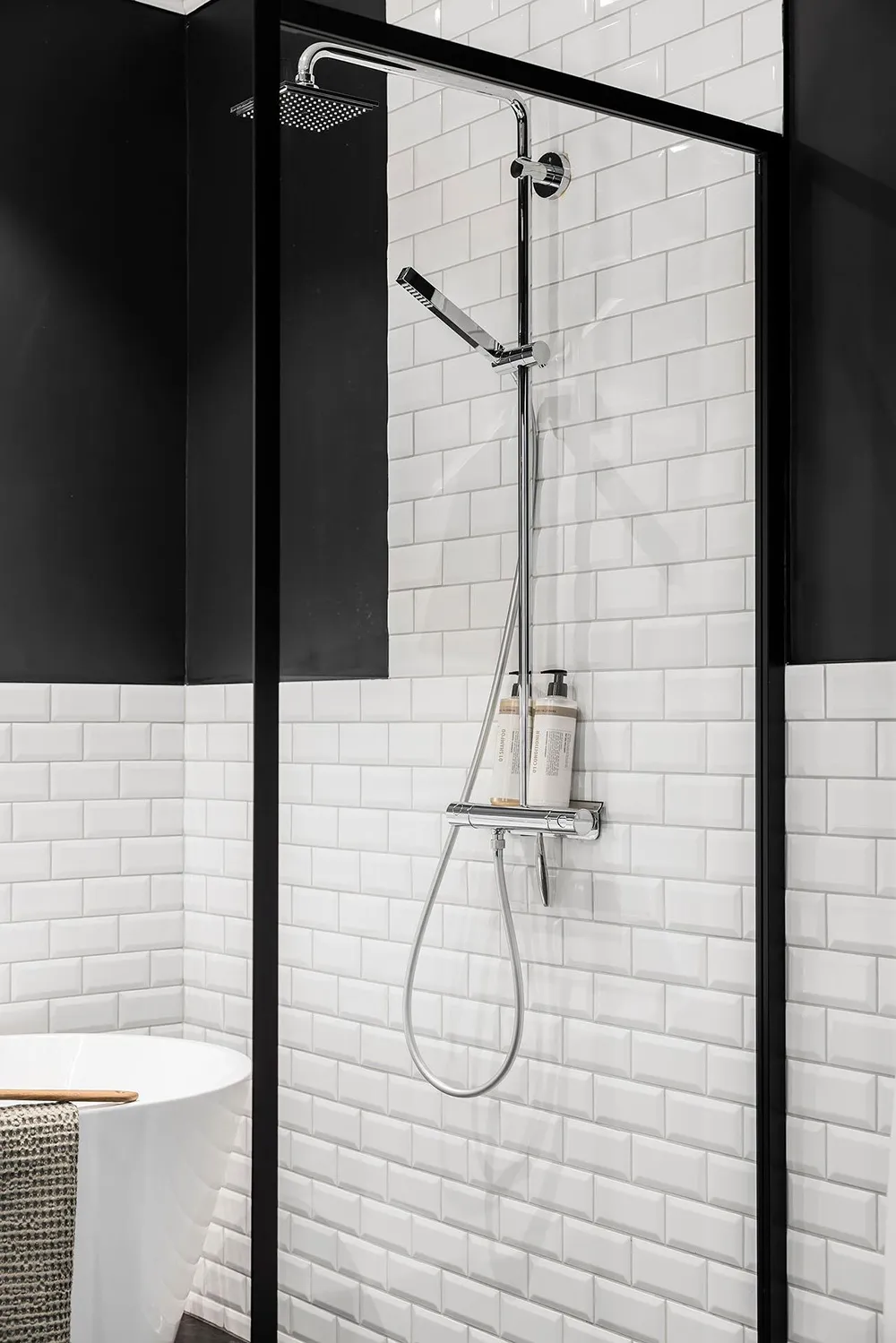 Außergewöhnlich farbenfrohe Farben im skandinavischen Interieur einer schwedischen Wohnung (81 qm) - Gallery image 31