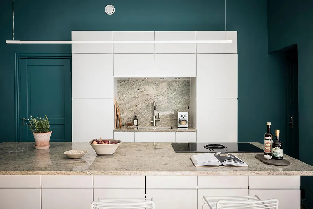 Außergewöhnlich farbenfrohe Farben im skandinavischen Interieur einer schwedischen Wohnung (81 qm) - Gallery image 9