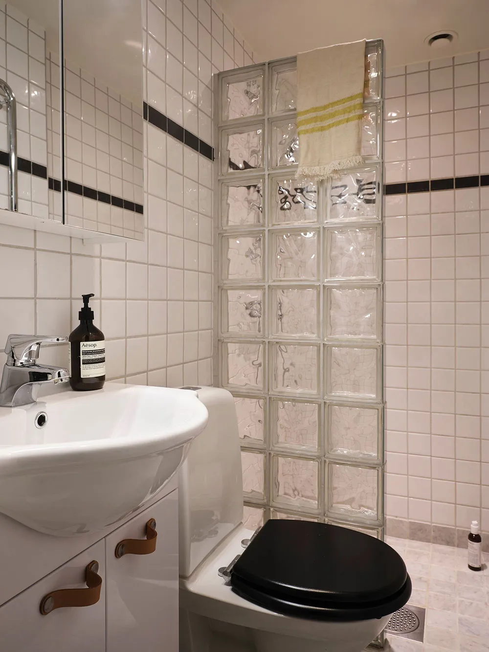 Mueble extravagante y escritorio de oficina en lugar de mesa de comedor: diseño inesperado en Estocolmo (49 m²) - Gallery image 15