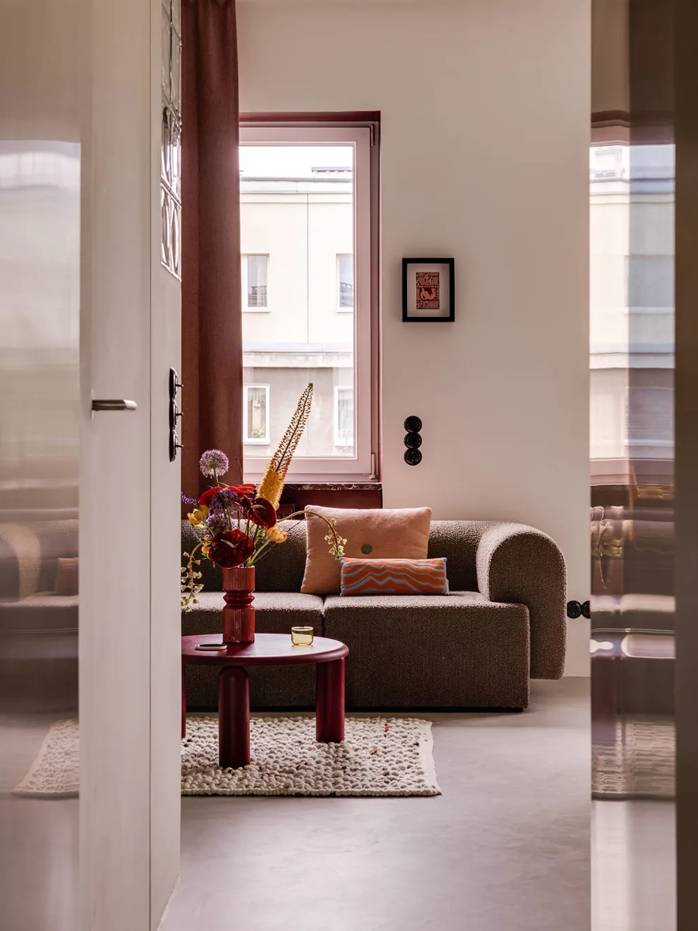 Смелая мебель и материалы в дизайне небольшой квартиры в Варшаве (45 кв. м) - Gallery image 2