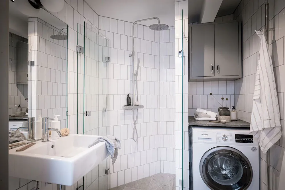 Chambre d'été confortable et petite avec meubles élégants et posters (35 m²) - Gallery image 18